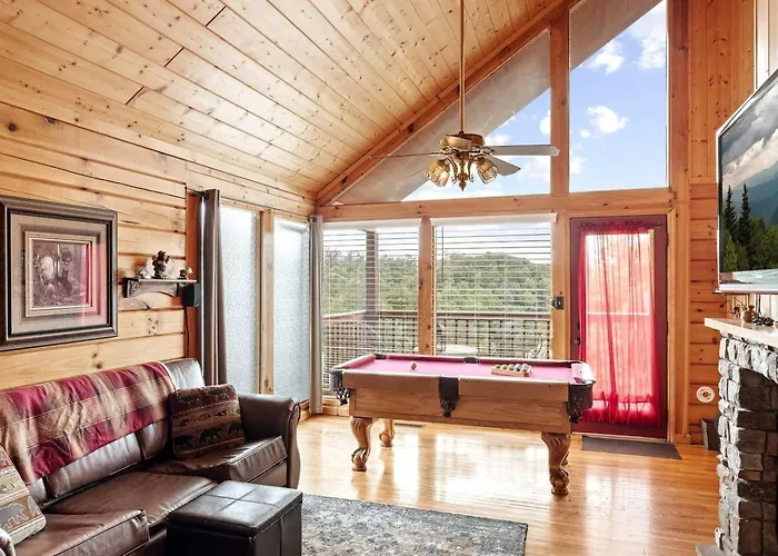 Views I Mins To Dollywood I Hot Tub I Pool Table
