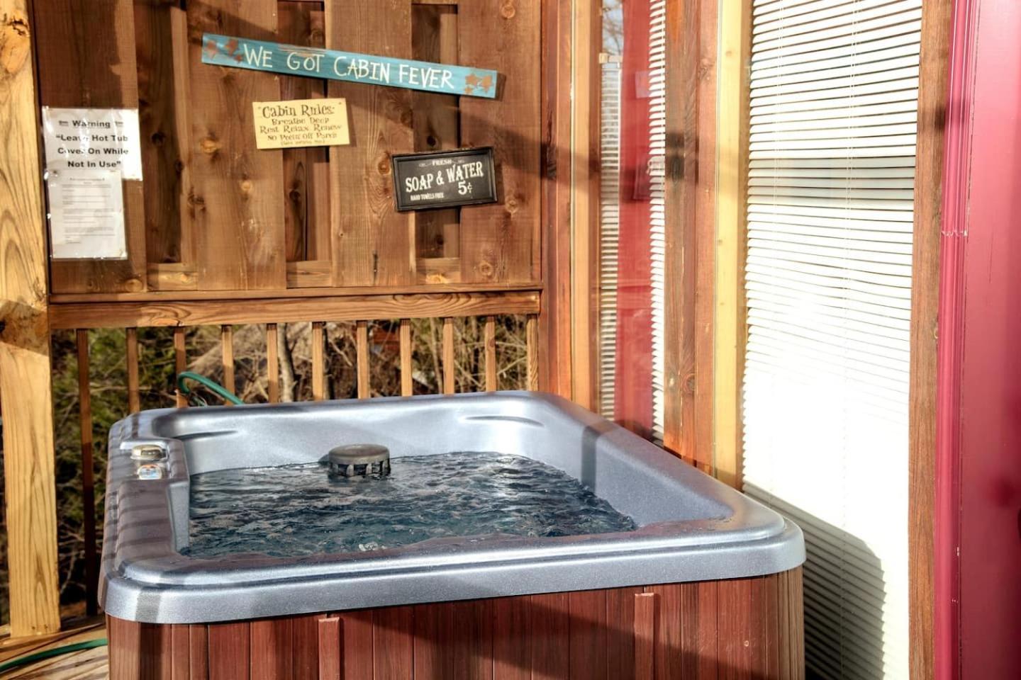 Views I Mins To Dollywood I Hot Tub I Pool Table Holiday home *