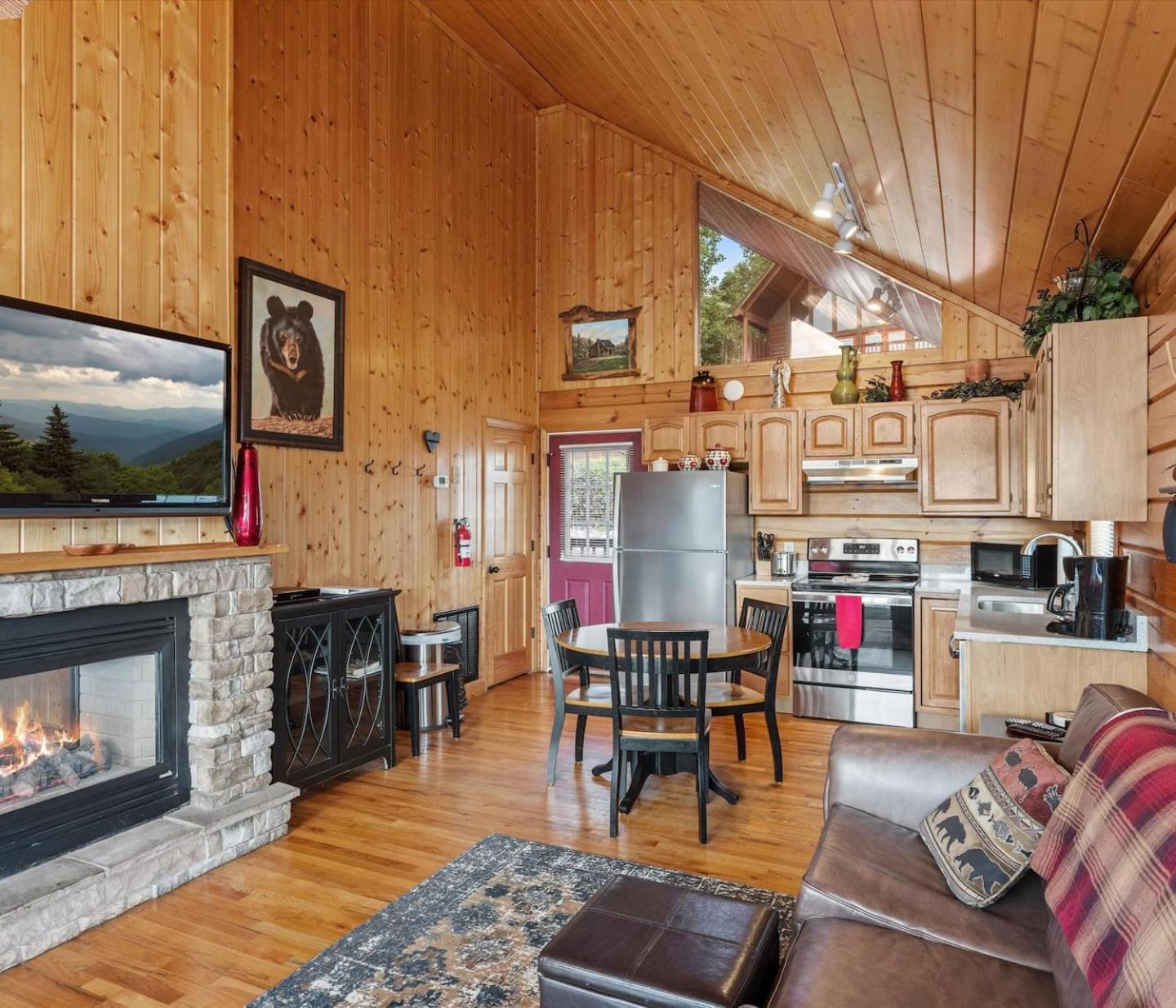 Views I Mins To Dollywood I Hot Tub I Pool Table Holiday home *