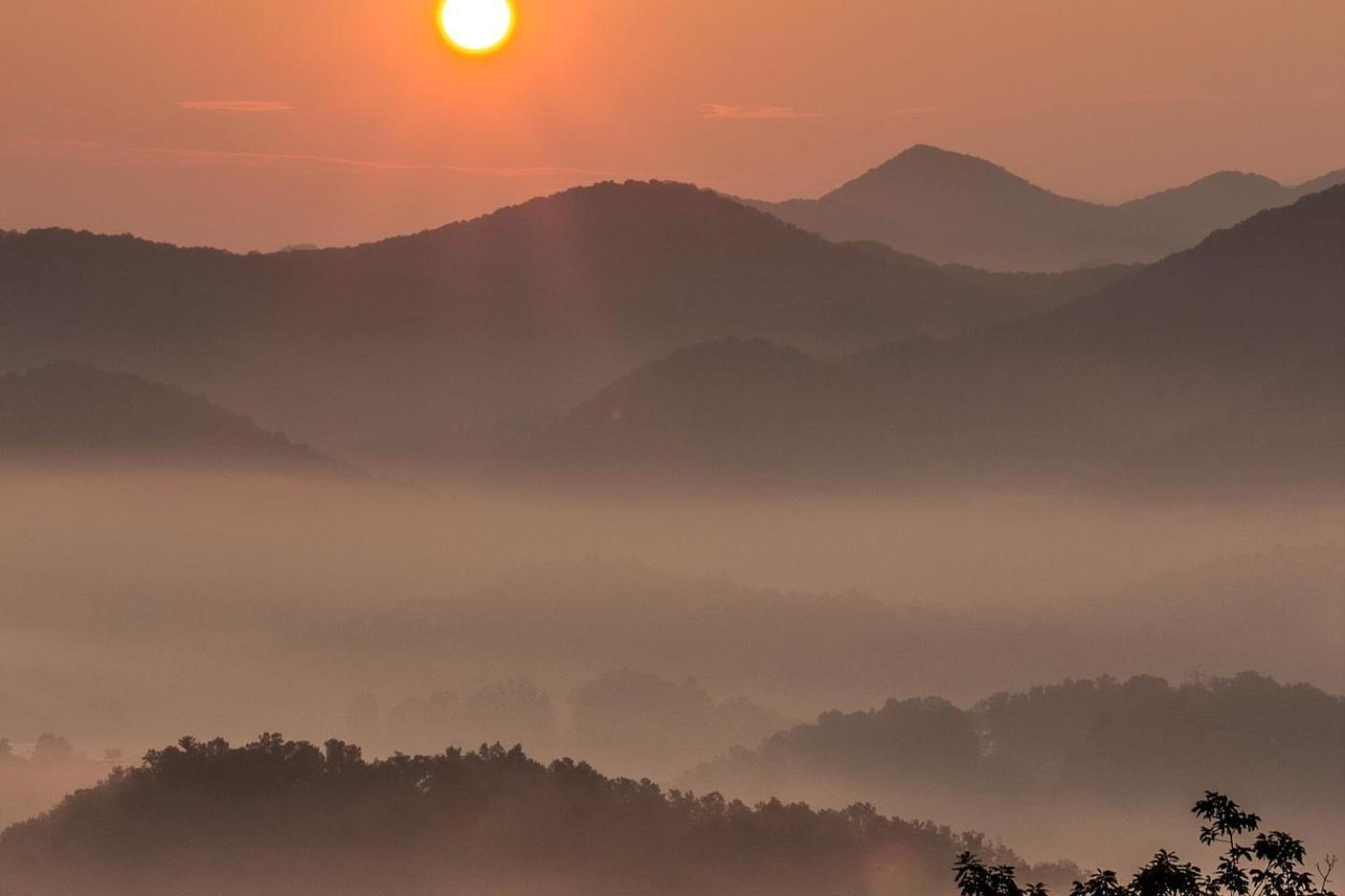 Holiday home Views I Mins To Dollywood I Hot Tub I Pool Table Sevierville