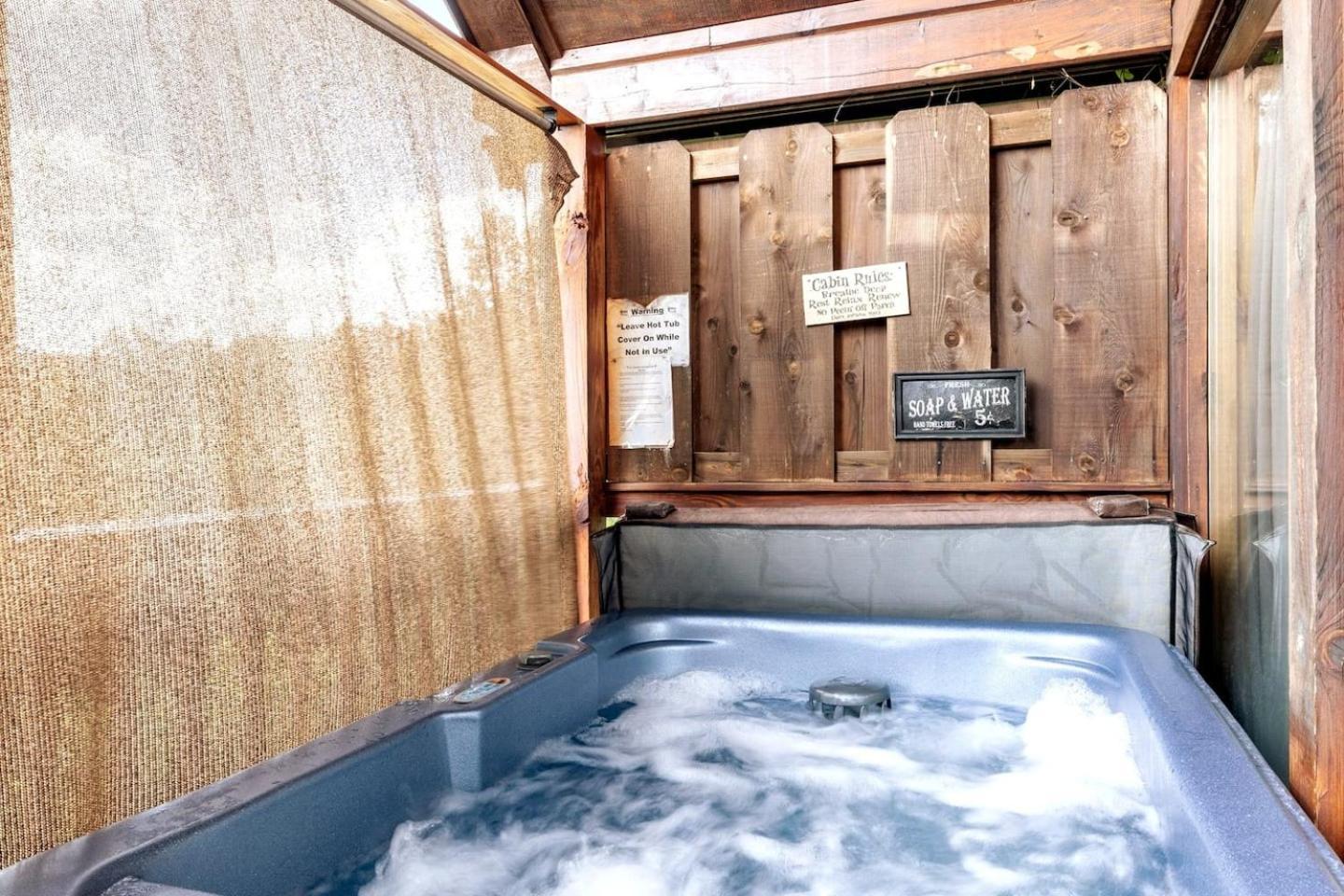 Views I Mins To Dollywood I Hot Tub I Pool Table Holiday home Sevierville