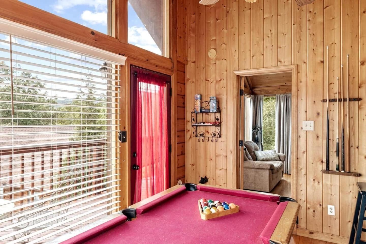 Views I Mins To Dollywood I Hot Tub I Pool Table *
