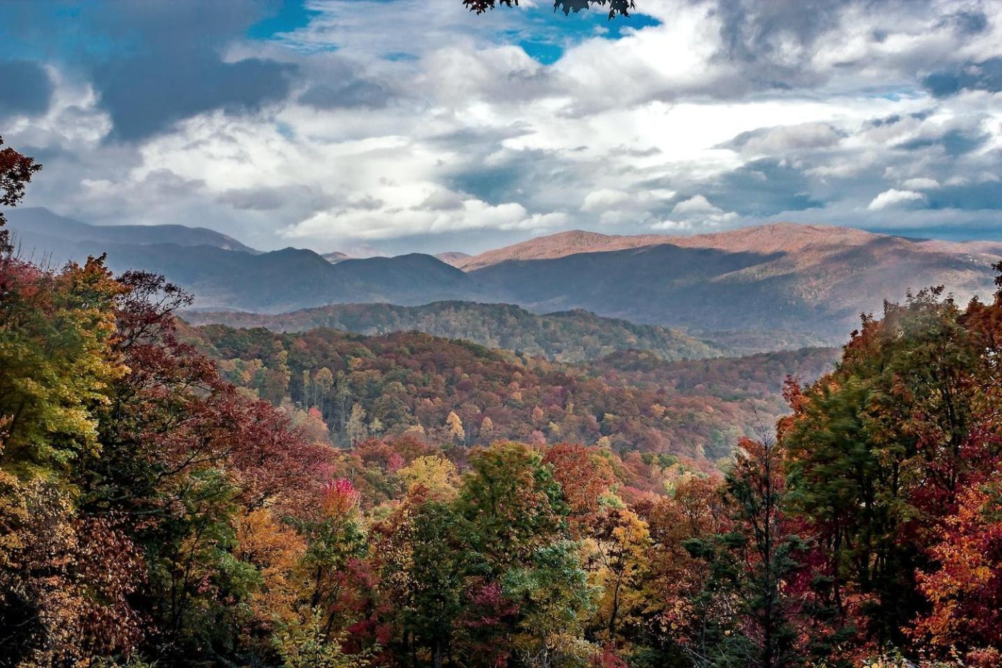 Views I Mins To Dollywood I Hot Tub I Pool Table Sevierville