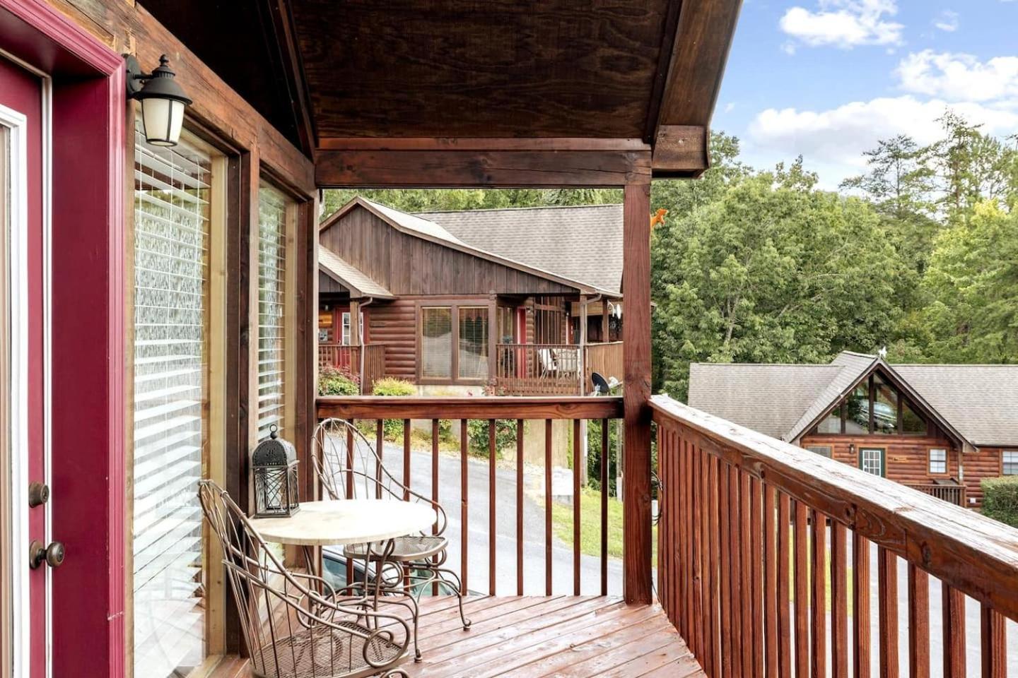 Views I Mins To Dollywood I Hot Tub I Pool Table Holiday home *