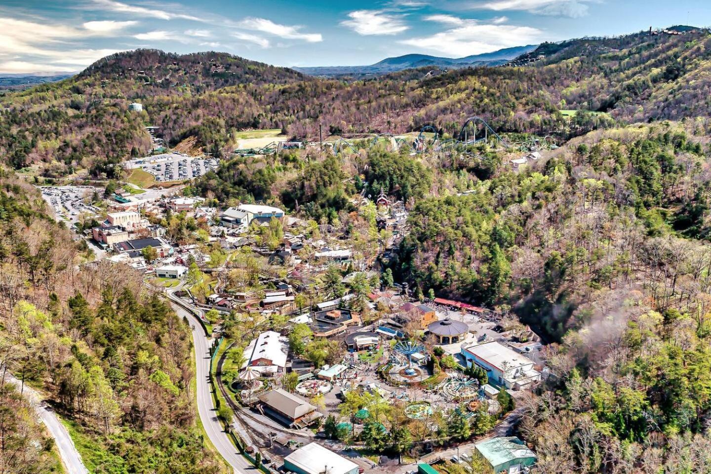 Holiday home Views I Mins To Dollywood I Hot Tub I Pool Table Sevierville