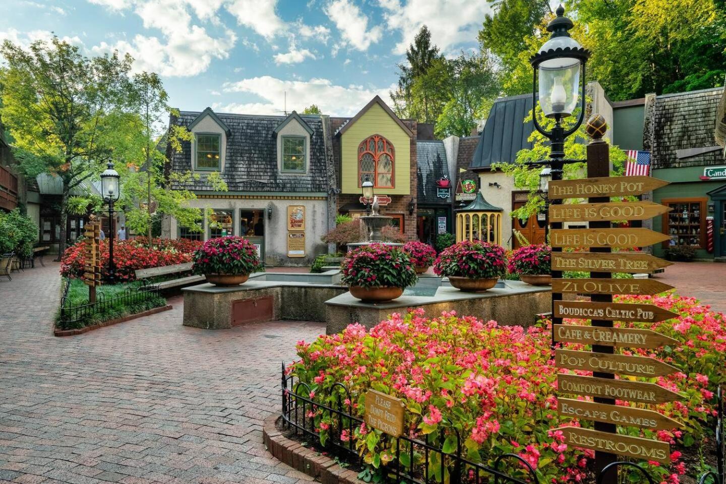 Views I Mins To Dollywood I Hot Tub I Pool Table Holiday home *