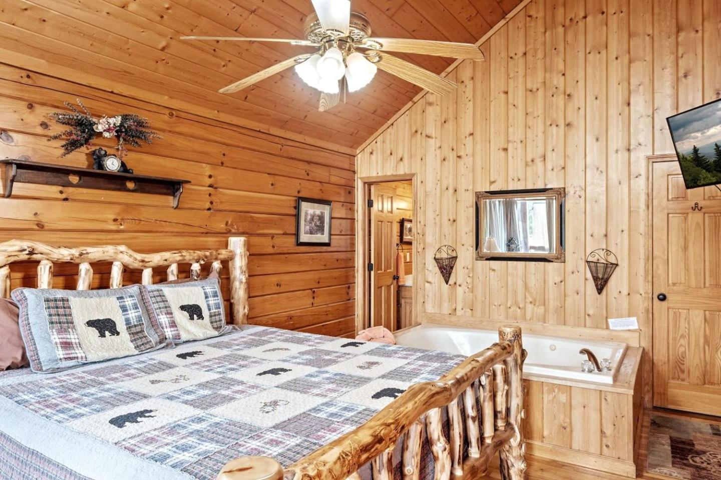 Views I Mins To Dollywood I Hot Tub I Pool Table Holiday home Sevierville