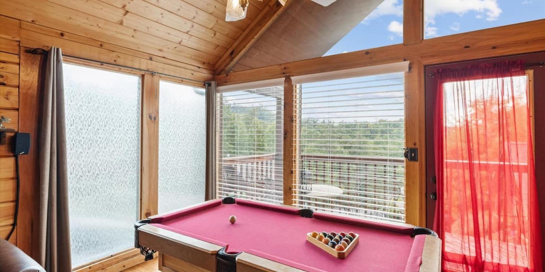Views I Mins To Dollywood I Hot Tub I Pool Table Holiday home *